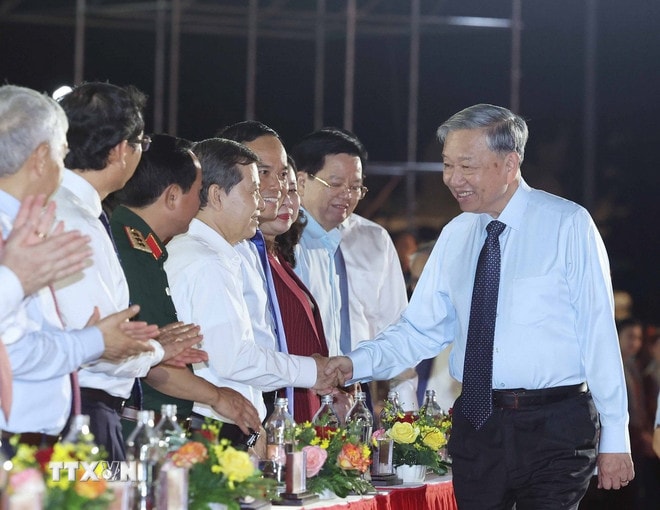 ttxvn-tong-bi-thu-to-lam-dat-nuoc-tron-niem-vui-5.jpg
