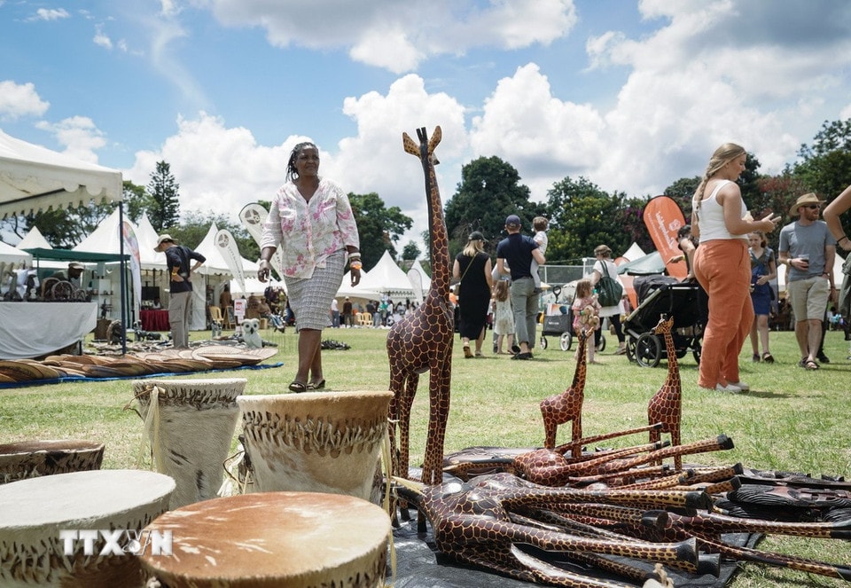 Người dân mua sắm tại chợ Phục sinh ở Nairobi, Kenya. (Ảnh: THX/TTXVN)