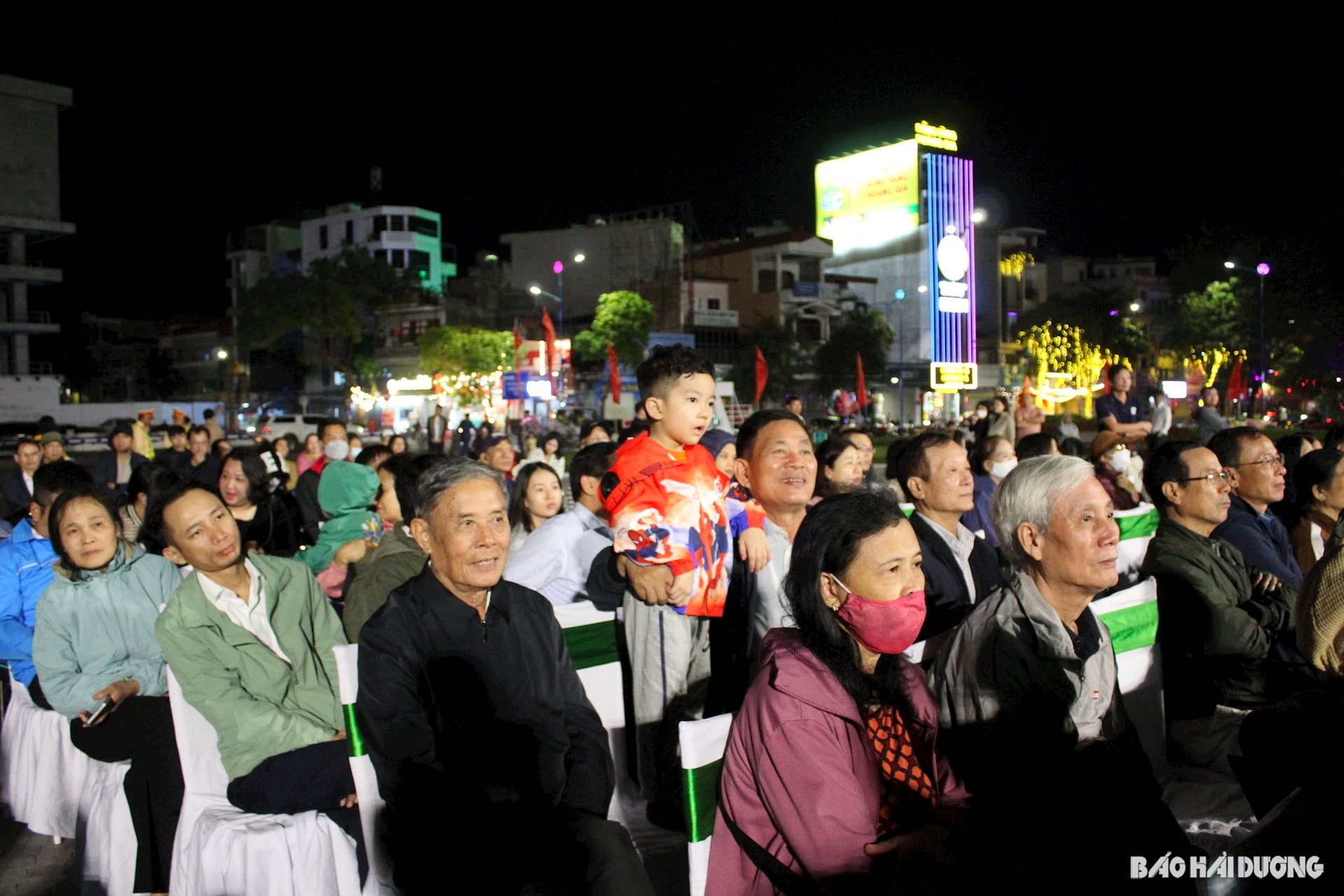 nguoi-dan-tp-hai-duong-xem-ky-uc-thanh-dong.jpeg