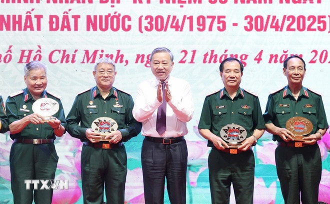 ttxvn-2104-tong-bi-thu-gap-mat-anh-hung-luc-luong-vu-trang.jpg