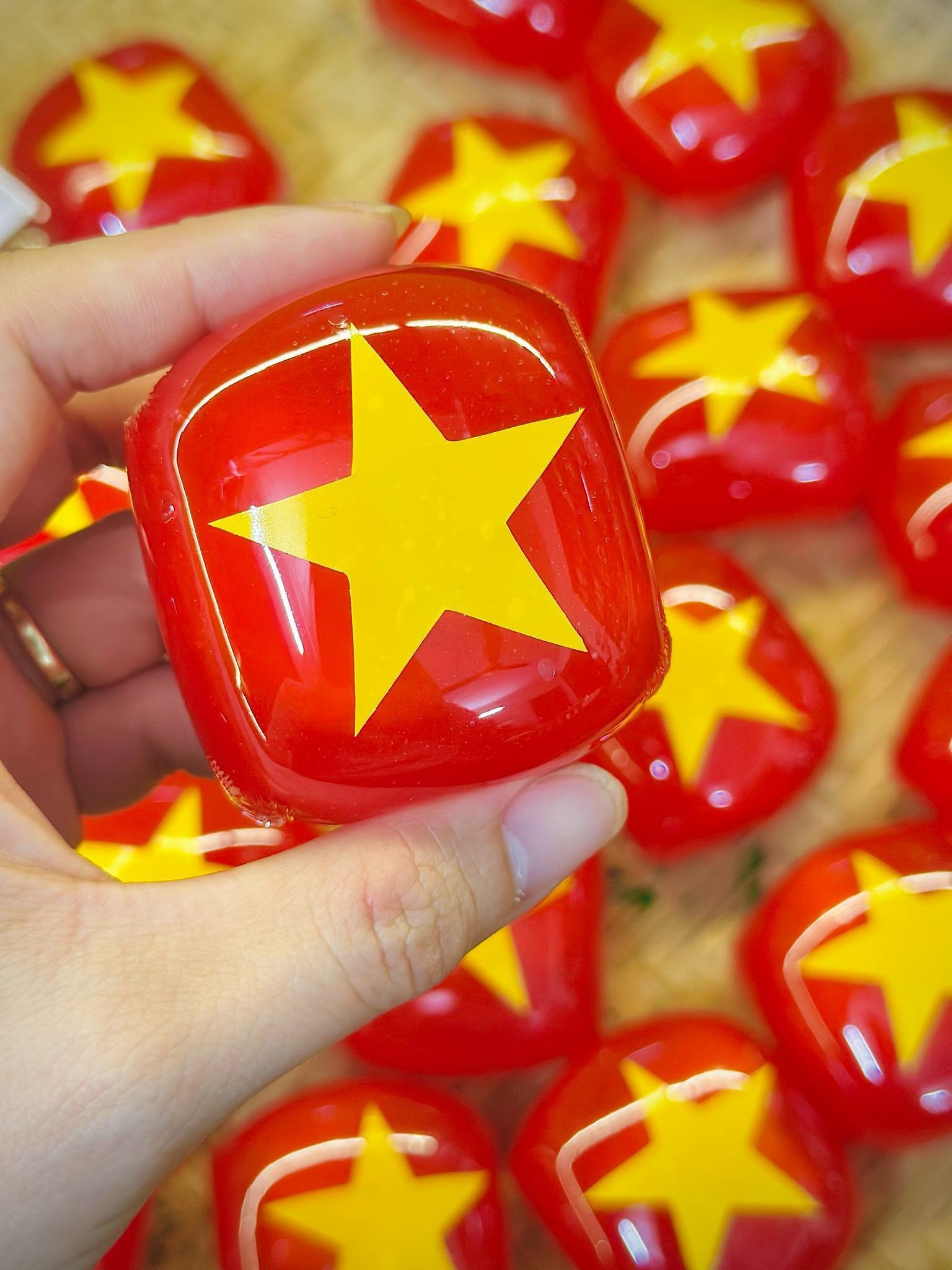 Những chiếc bánh handmade mang đậm tinh thần yêu nước dịp 30/4 - 1