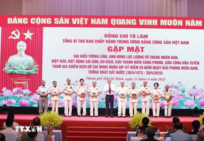 ttxvn-2104-tong-bi-thu-gap-mat-luc-luong-vu-trang-4.jpg