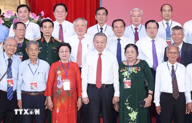 ttxvn-2104-tong-bi-thu-gap-mat-nguoi-co-cong-8.jpg