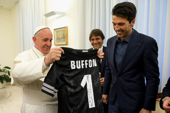 Thủ môn Buffon tặng áo đấu Juventus cho Giáo hoàng Francis (trái) vào năm 2013. Ảnh: AFP