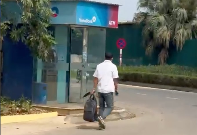 Hình ảnh nghi phạm xách balo nghi có tiền cướp được, đi bộ rời ngân hàng. Ảnh: Cắt từ video