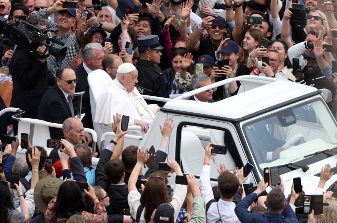 Giáo hoàng Francis ngồi trên chuyên xa diễu hành qua Quảng trường St.Peter ngày 20/4. Ảnh: Reuters