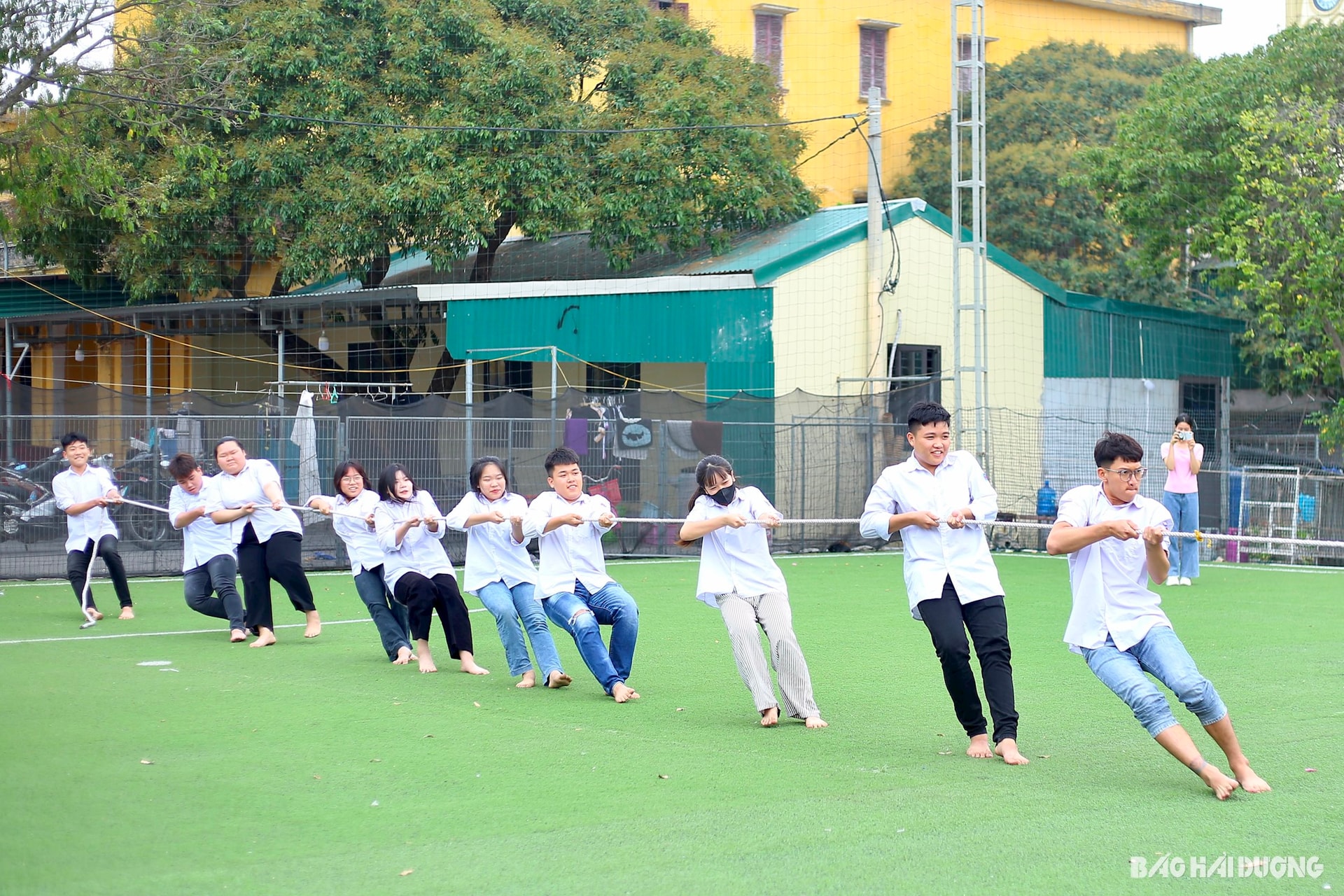 thanh-nien-ton-giao3.jpg