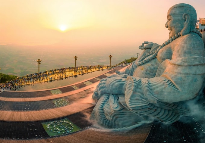 Tôn tượng Di Lặc Bồ Tát trên đỉnh núi Bà. Ảnh:Sun World Ba Den Mountain