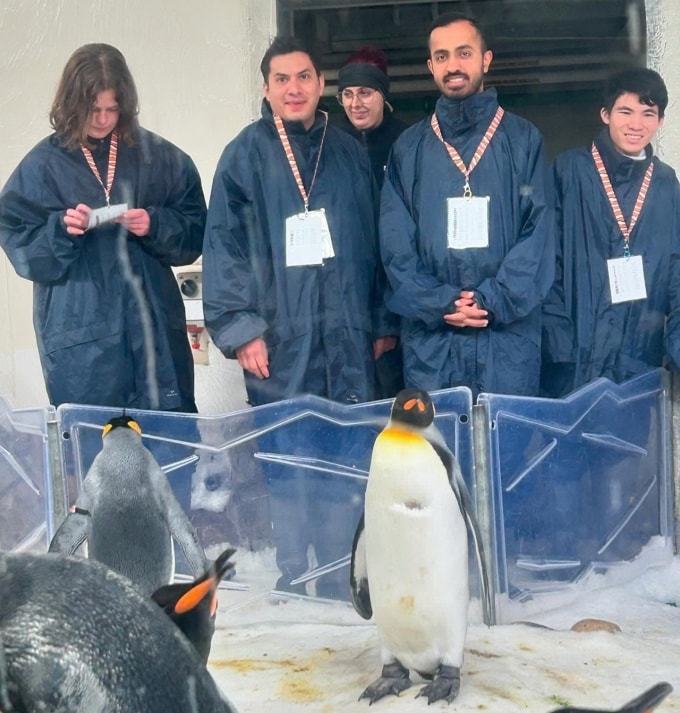 Tỉnh (phải) làm nhân viên chăm sóc khách hàng tại Melbourne Aquarium trong thời gian du học Australia tháng 6/2024. Ảnh: Nhân vật cung cấp