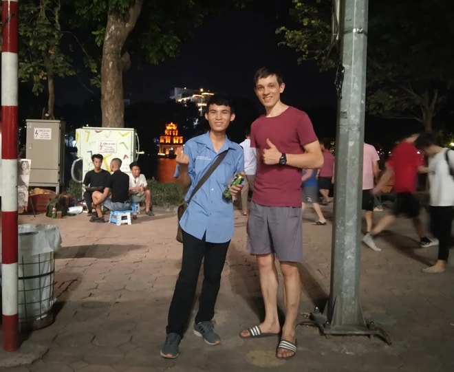 Tỉnh săn Tây trên Hồ Gươm để luyện giao tiếp tiếng Anh, tháng 12/2020. Ảnh: Nhân vật cung cấp