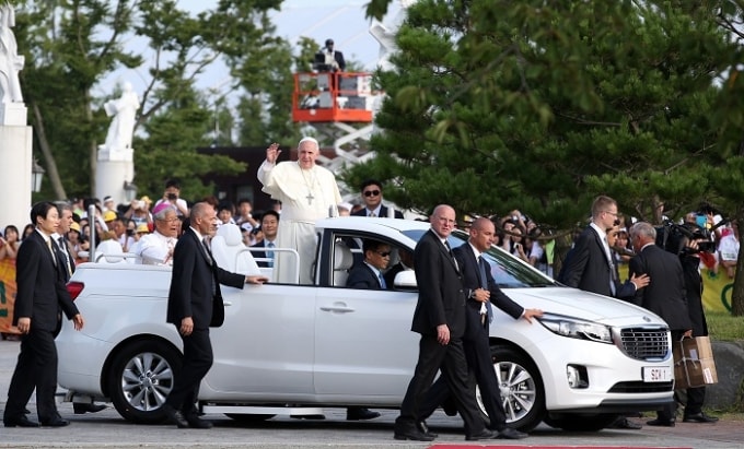 Giáo hoàng Francis trên mẫu Kia Sedona trong chuyến đi đến hàn Quốc vào 2014. Ảnh: Korea.net