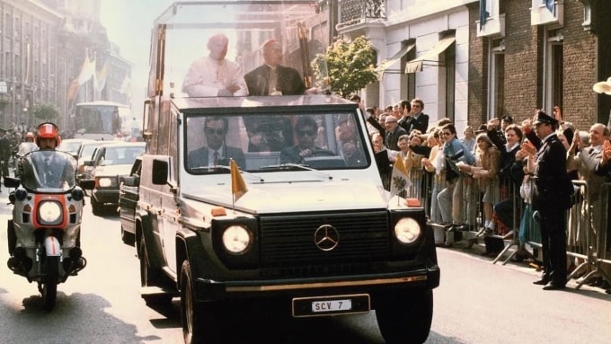 Mercedes 230G với các tấm bảo vệ trong suốt bằng nhựa được Giáo hoàng John Paul II sử dụng từ 1980. Ảnh: Mercedes
