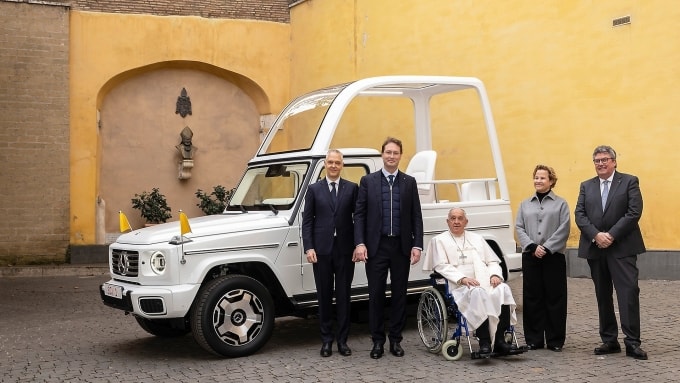 Giáo hoàng Francis nhận chiếc Popemobile chạy điện đầu tiên vào 2024. Ảnh: Mercedes