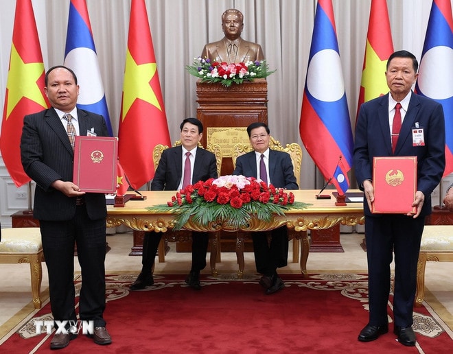 ttxvn-chu-tich-nuoc-viet-nam-lao-ky-van-kien-4.jpg