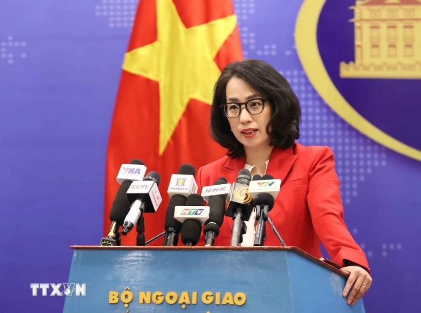 Người phát ngôn Bộ Ngoại giao Phạm Thu Hằng chủ trì họp báo. (Ảnh: An Đăng/TTXVN)