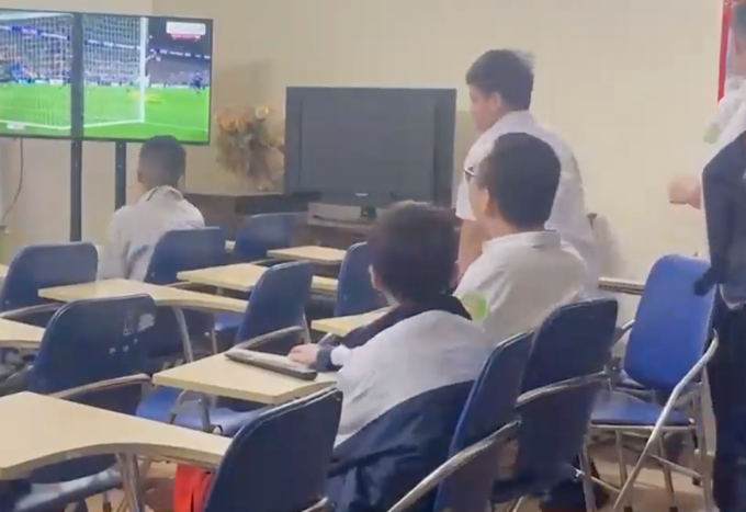 Trung tâm văn hoá mượn thêm phòng học ở nhà dân để mở lớp. Ảnh chụp màn hình từ phóng sự VTV