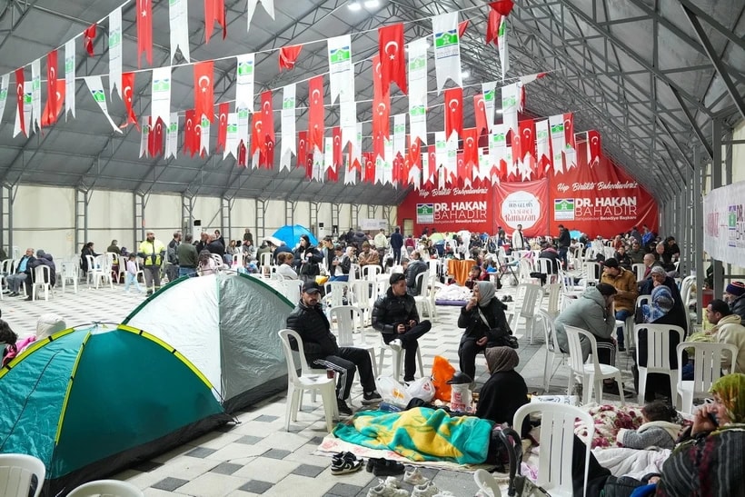 Người dân sơ tán tới khu tạm trú sau trận động đất ở Istanbul, Thổ Nhĩ Kỳ, ngày 23/4/2025. (Ảnh: AA/TTXVN)