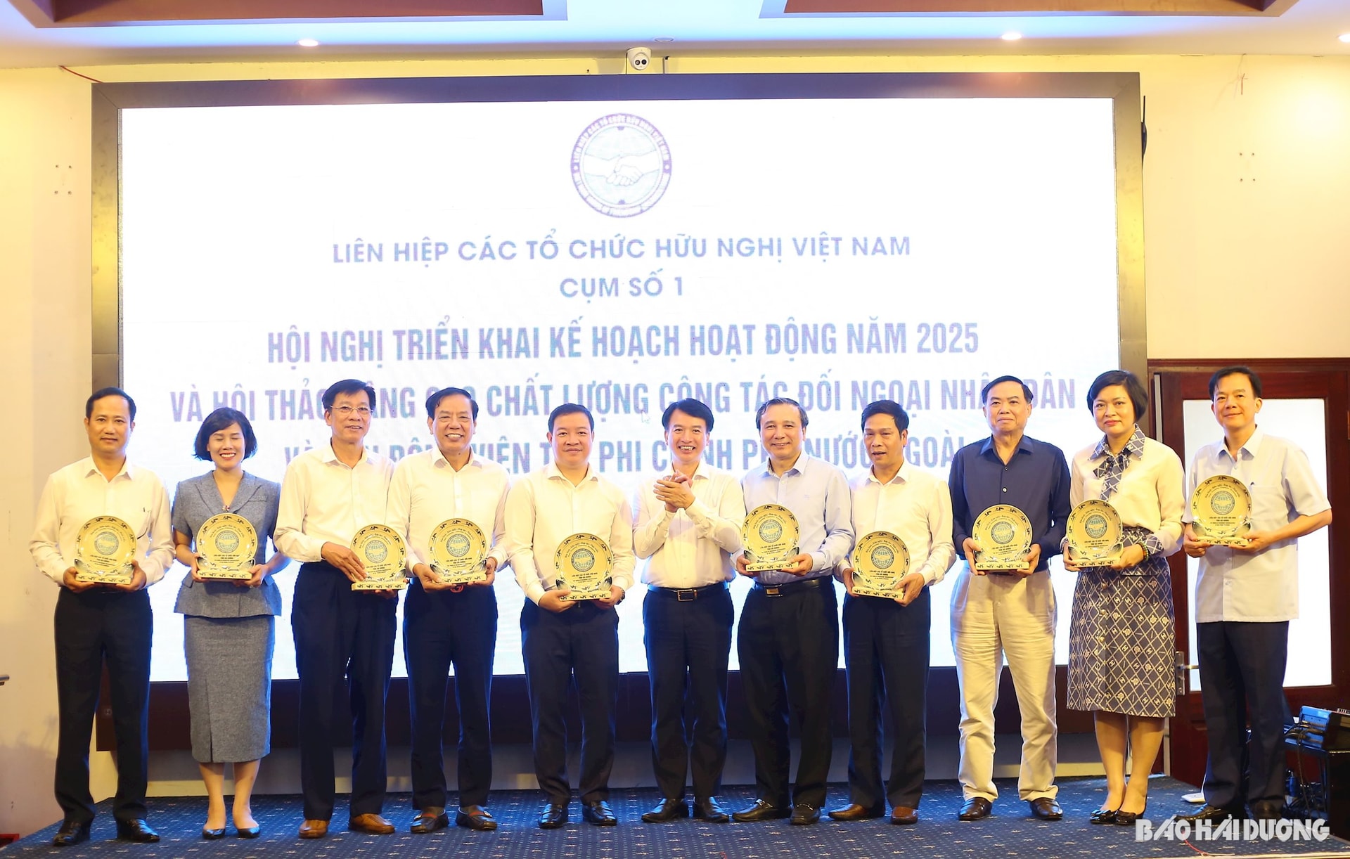 doi-ngoai2.jpg