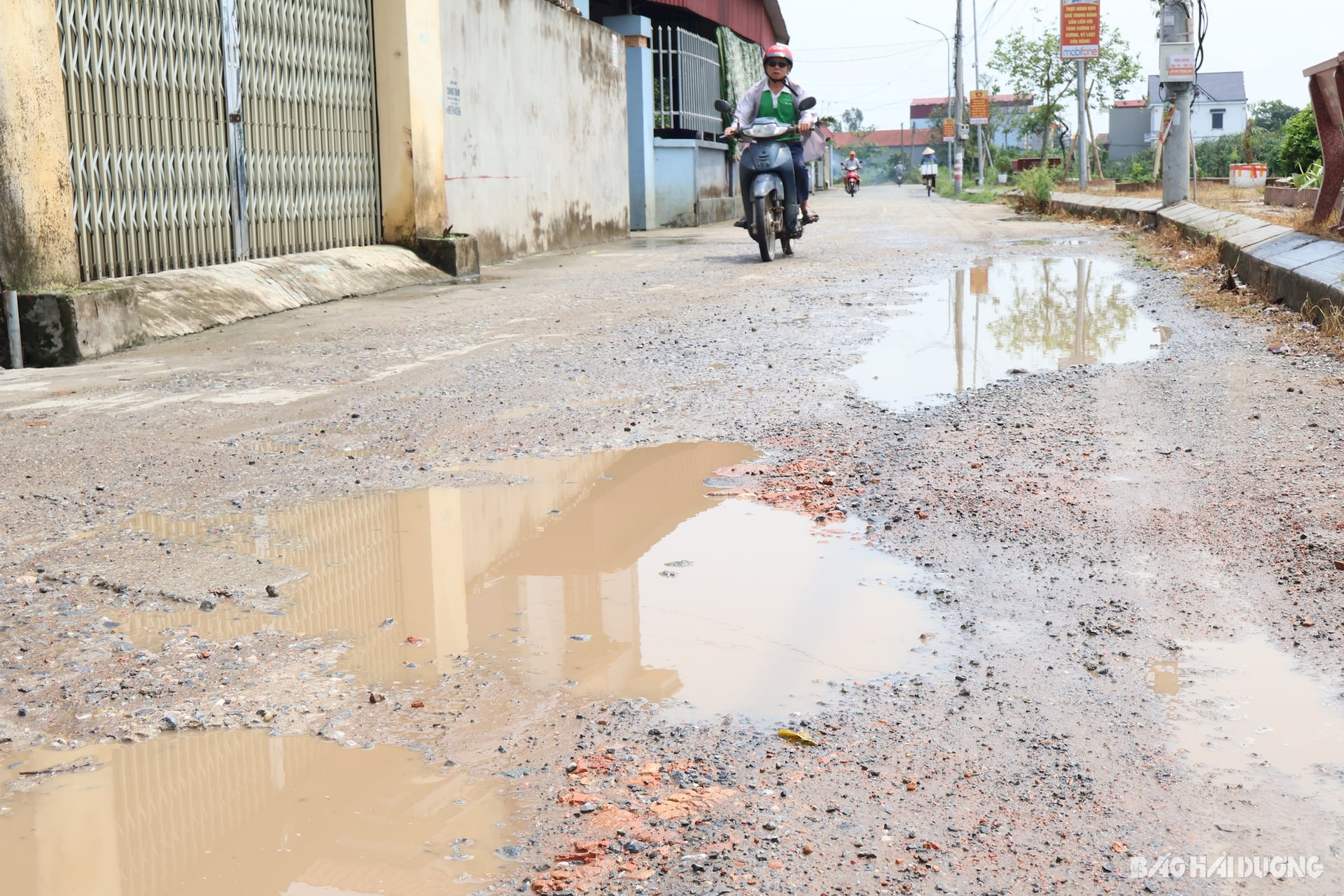 Khoảng 900 m đoạn đường liên thôn Sồi Cầu – Phú Khê bị xuống cấp ảnh hưởng đến người và phương tiện tham gia giao thông