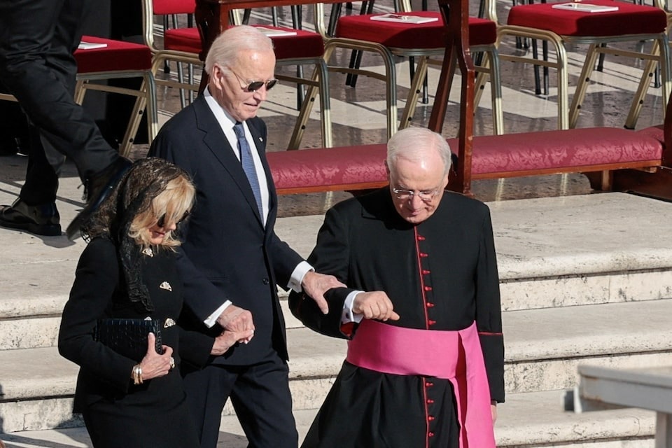 Cựu Tổng thống Mỹ Joe Biden và phu nhân cũng có mặt tại tang lễ. (Ảnh: Reuters)
