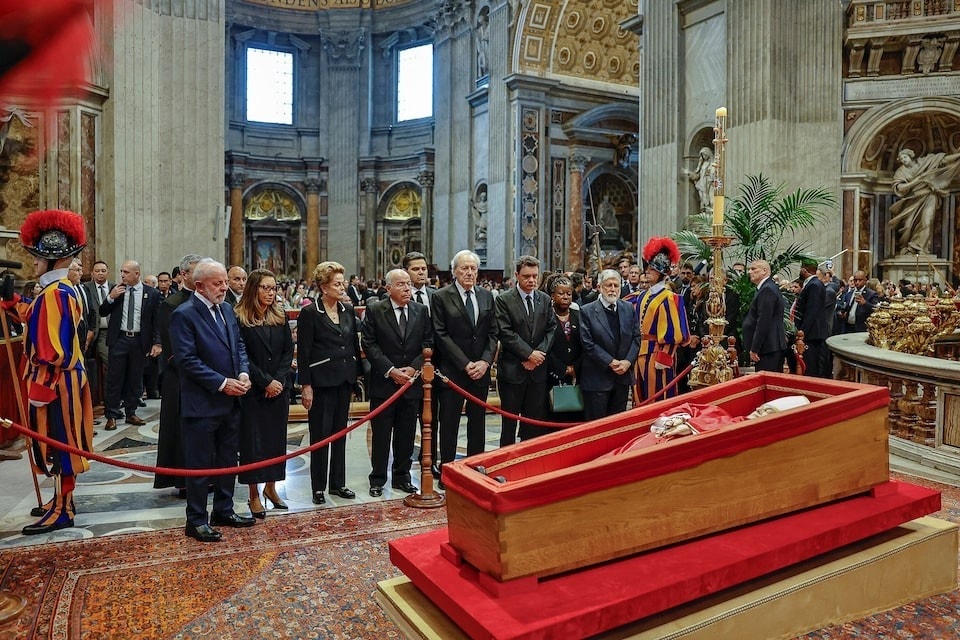 Tổng thống Brazil Luiz Inacio Lula da Silva và phu nhân viếng Giáo hoàng Francis. (Ảnh: Reuters)