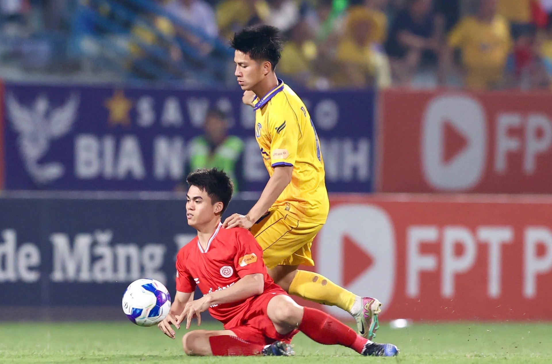 SLNA (áo vàng) để thua Thể Công Viettel.