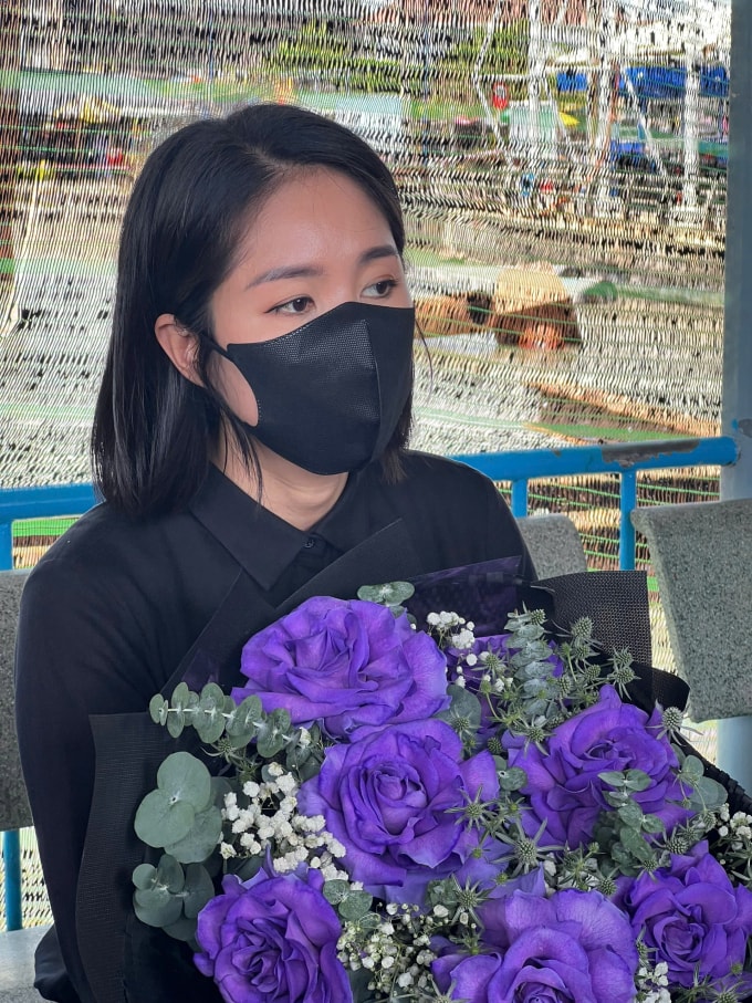 Diễn viên Lê Phương tại lễ thủy táng Quý Bình. Ảnh: Hoàng Dung