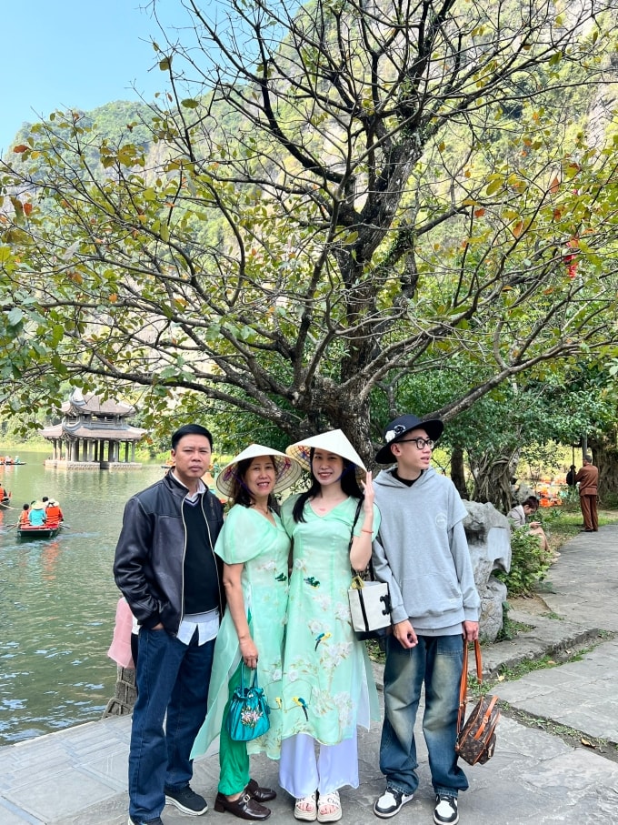 Nghi Phương (thứ hai từ phải qua) và gia đình du lịch Ninh Bình, tháng 2/2025. Ảnh: Nhân vật cung cấp