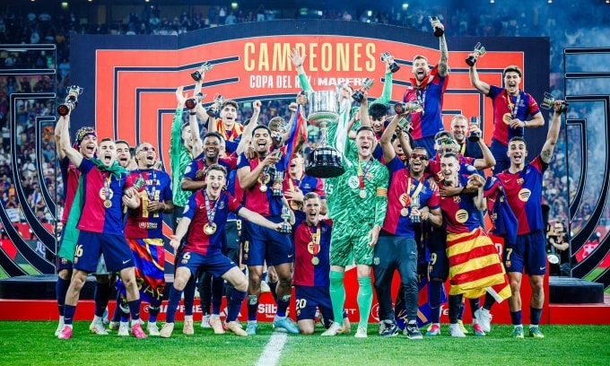 Khoảnh khắc cầu thủ Barca nâng Cup Nhà vua 2025. Ảnh: RFEF