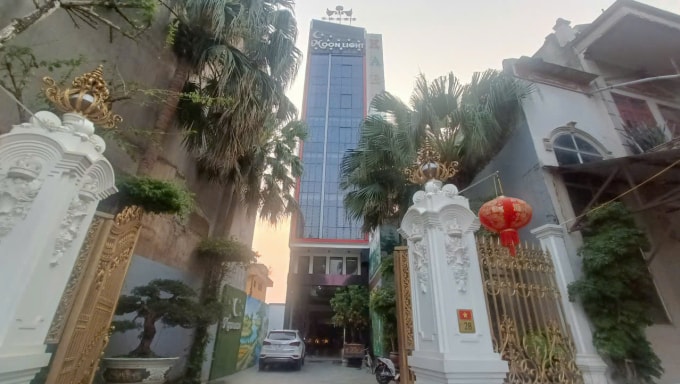 Bên ngoài quán massage, karaoke Moonlight. Ảnh: Minh Thúy