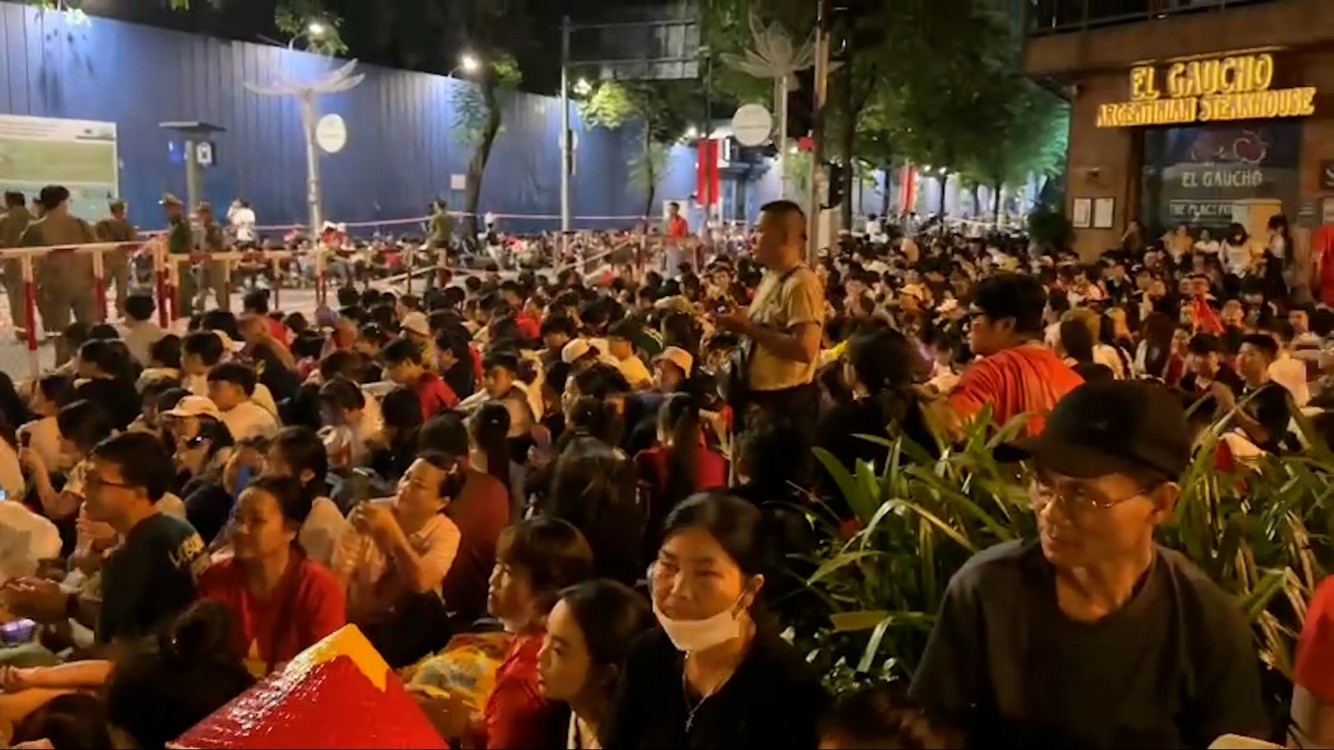 Người dân đổ về trung tâm TP HCM từ nửa đêm. Video: Tuấn Việt - Minh Trịnh