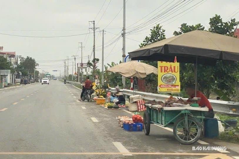 ban-hang-tren-tinh-lo-390-thanh-ha-1-.jpg