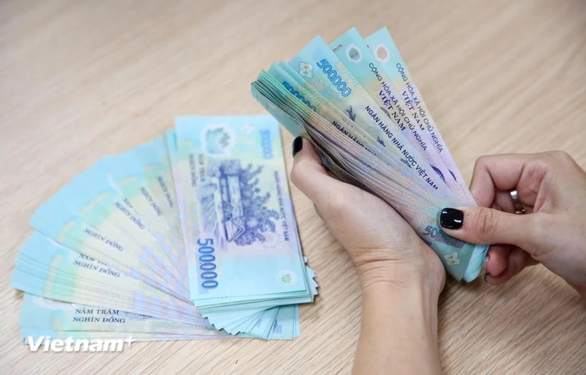 Bộ Nội vụ sẽ tập trung hoàn thiện chế độ, chính sách về tiền lương, phụ cấp đối với cán bộ, công chức ở phường, xã, đặc khu khi thực hiện sắp xếp đơn vị hành chính. (Ảnh: PV/Vietnam+)