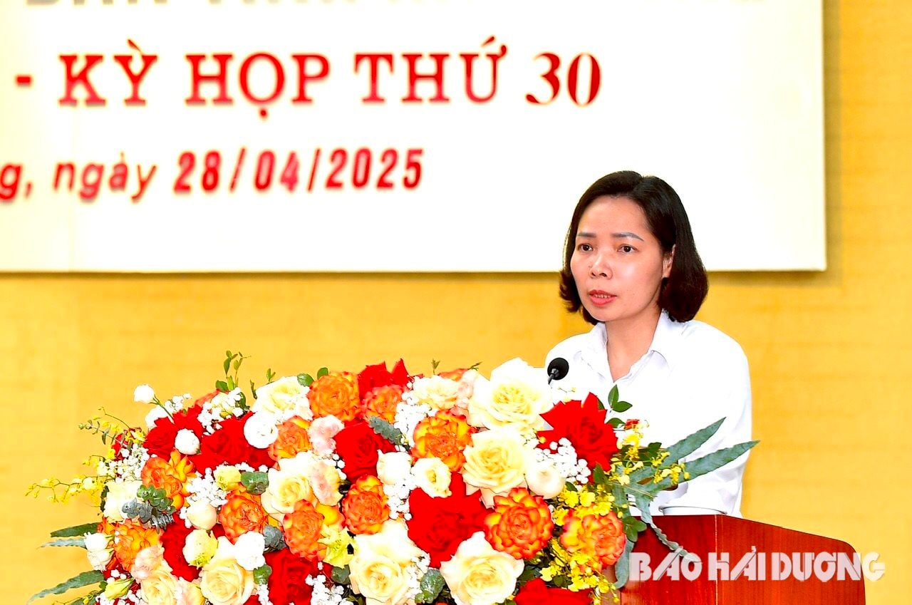 Giám đốc Sở Nội vụ Hải Dương Sái Thị Yến trình bày dự thảo nghị quyết về chủ trương hợp nhất tỉnh Hải Dương và TP Hải Phòng, chủ trương sắp xếp đơn vị hành chính cấp xã tỉnh Hải Dương năm 2025