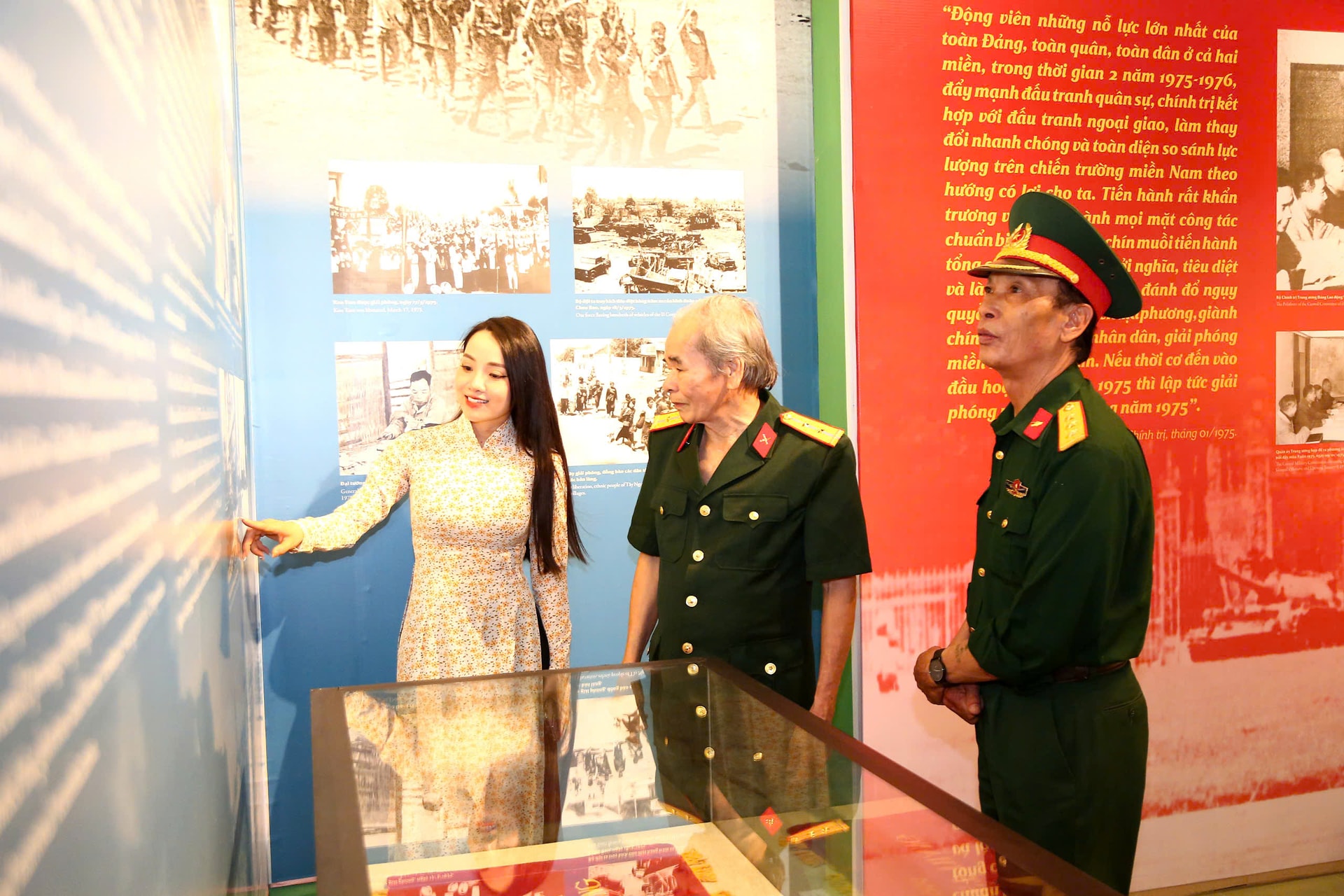 Haicựu chiến binh Trần Thế Thi (giữa) và Trần Văn Nhân tham quan Bảo tàng và Thưviện Hải Phòng trong những ngày tháng 4 lịch sử.
