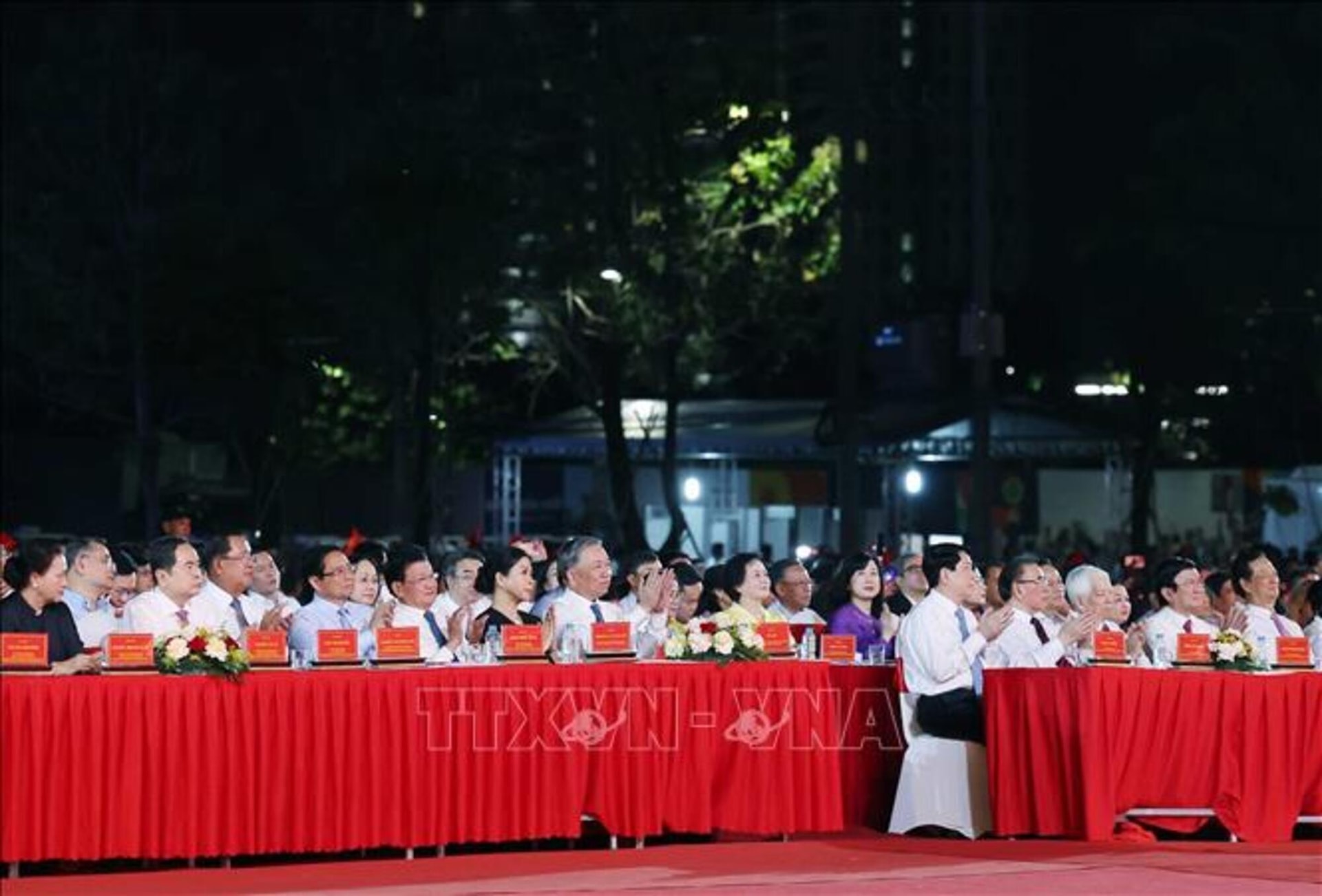 Tổng Bí thư Tô Lâm và Phu nhân; Chủ tịch nước Lương Cường; Thủ tướng Chính phủ Phạm Minh Chính; Chủ tịch Quốc hội Trần Thanh Mẫn dự chương trình 