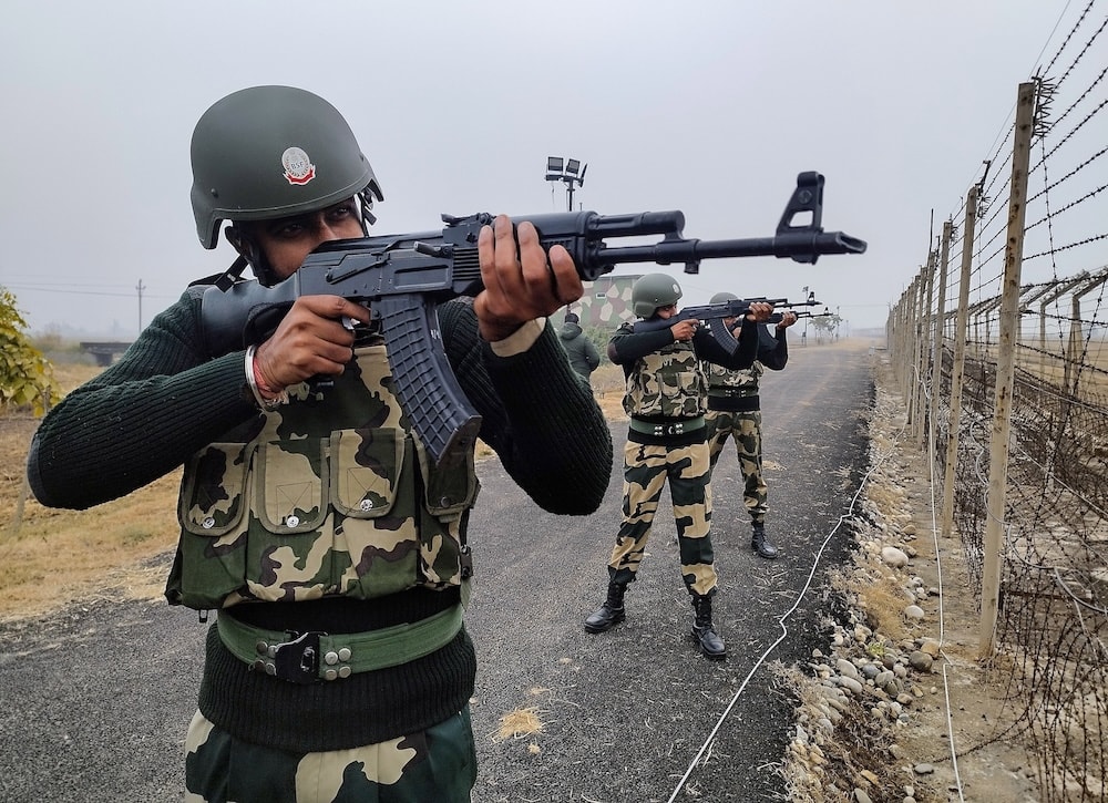 luc-luong-an-ninh-an-do-tuan-tra-doc-duong-ranh-gioi-kiem-soat-phan-chia-khu-vuc-kashmir-giua-an-do-va-pakistan.jpg