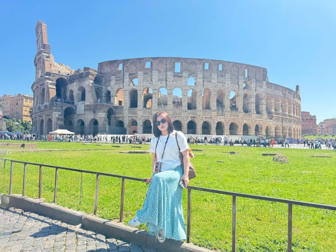 Khách Việt checkin trước Đấu trường La Mã, Italy hôm 29/4. Ảnh: Tràng An Travel