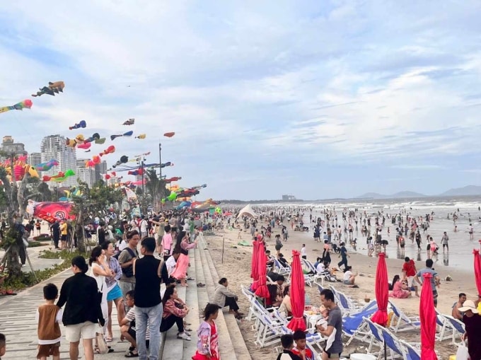 Khách vui chơi ở biển Vũng Tàu chiều 1/5. Ảnh: Đăng Khoa
