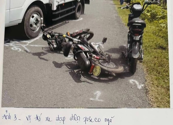 Vị trí xe đạp của nữ sinh khi xảy ra tai nạn. Ảnh: Nguyễn Văn Quynh