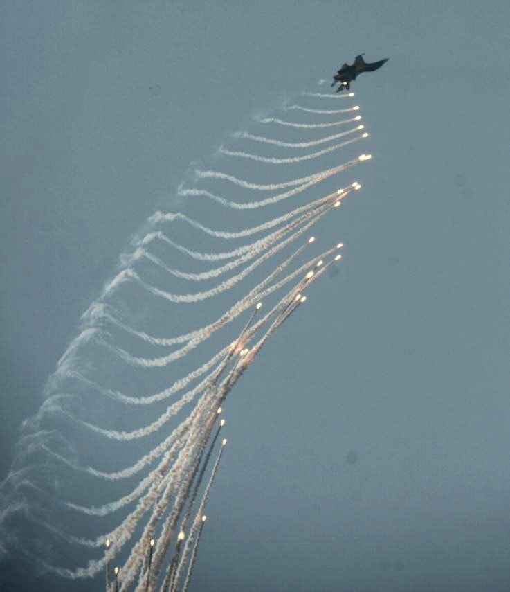 A demonstration of heat flares by Su-30MK2 fighter jets in the sky over Ho Chi Minh City. Photo: Hong Dat - VNA
