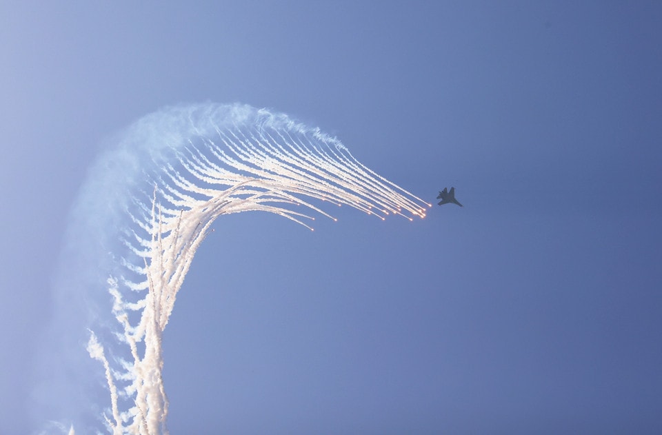 A demonstration of heat flares by Su-30MK2 fighter jets in the sky over Ho Chi Minh City. Photo: Hong Dat - VNA