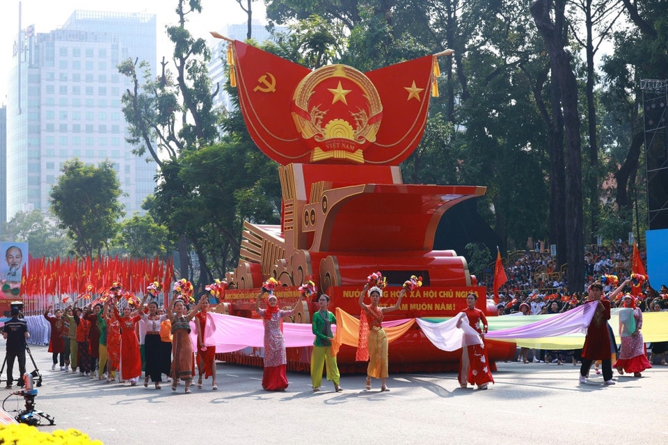 The parade begins with a formation of vehicles featuring the model of the National Emblem of the Socialist Republic of Vietnam. Photo: VNA