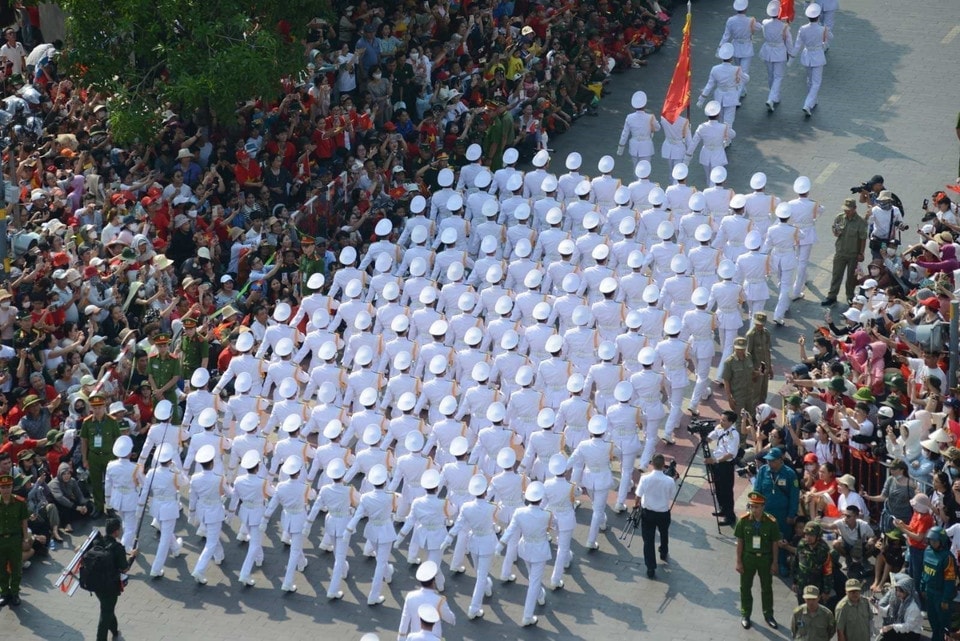 The grand parade captures the attention of large crowds across Ho Chi Minh City. Photo: VNA