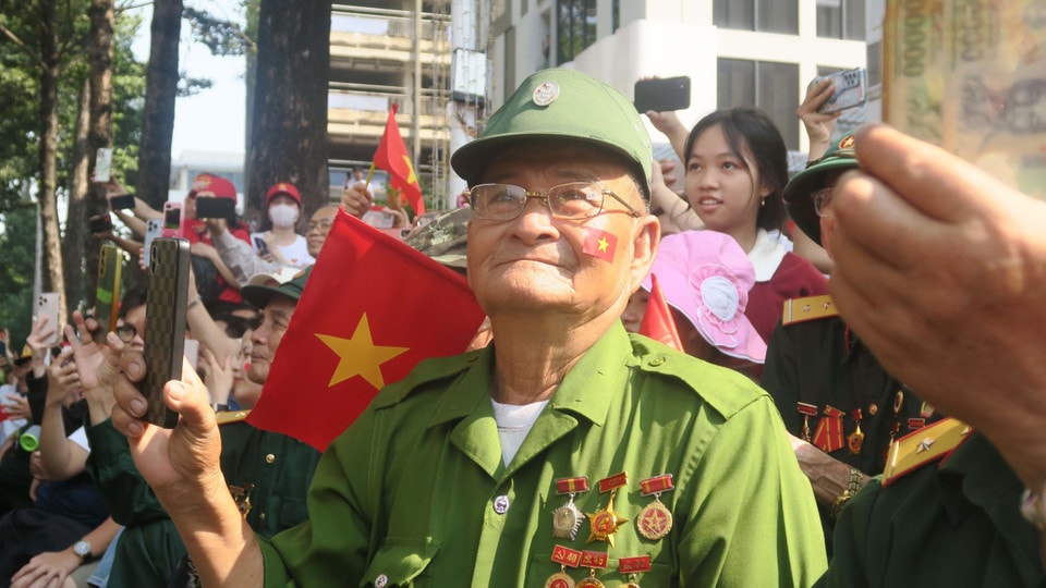 A veteran waits for the parade to begin. Photo: VNA