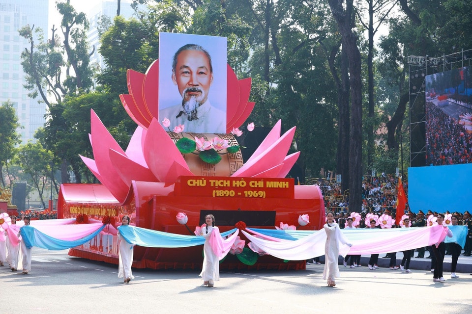 The parade begins with a formation of vehicles featuring the model of the National Emblem of the Socialist Republic of Vietnam and the vehicle carrying the portrait of President Ho Chi Minh passing the grandstand. Photo: VNA
