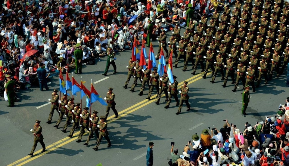 The grand parade captures the attention of large crowds across Ho Chi Minh City. Photo: VNA