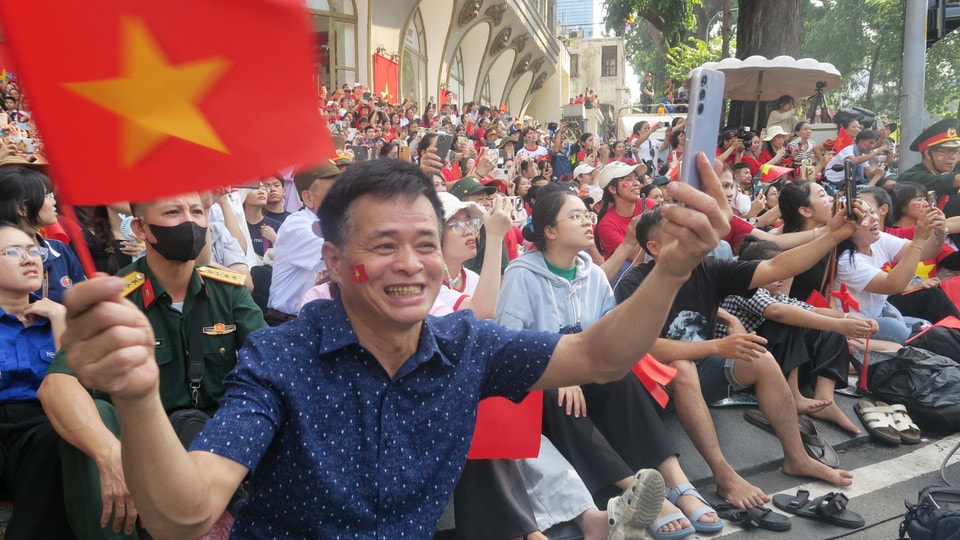 People cheer with excitement as the parade passes by. Photo: VNA