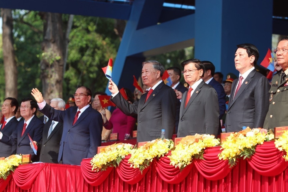 Party General Secretary To Lam and the delegates observe the parade from the grandstand. Photo: VNA