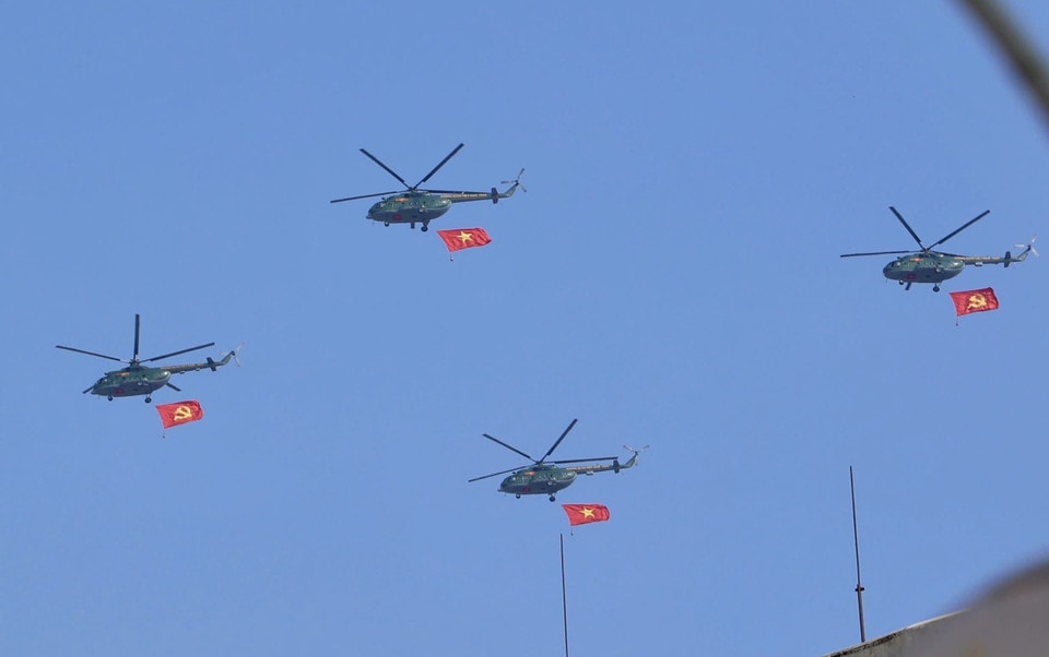 A helicopter formation carrying the Party flag and the national flag flies over the sky of downtown Ho Chi Minh City. Photo: Hong Giang - VNA